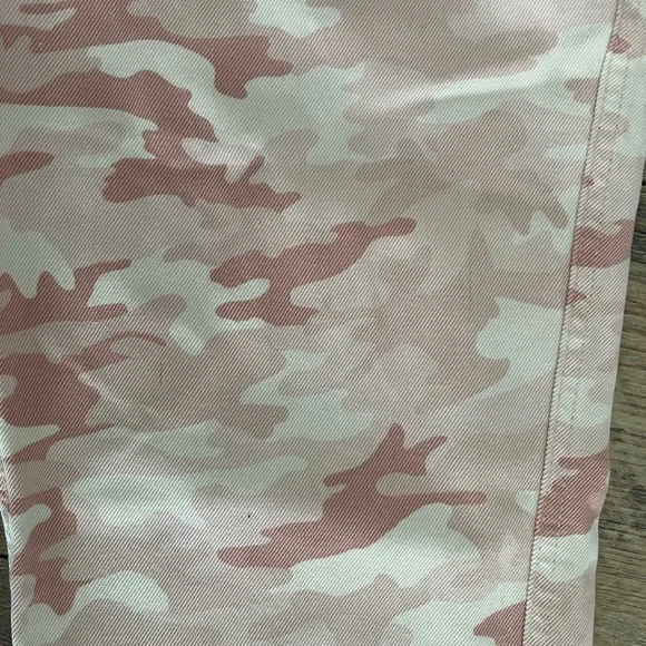 Stradivarius pink camo wide leg cargo pants. NWT. Size 6. A few small pen marks - Picture 3 of 7